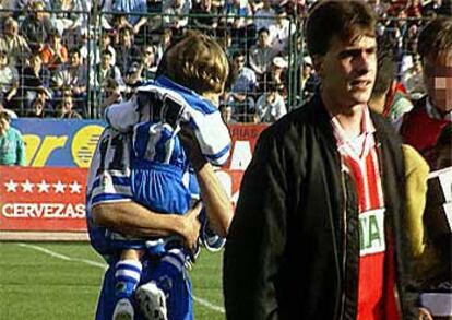 Gabriel Rodríguez, en 1996, tras entregarle a Bebeto una placa en Riazor.