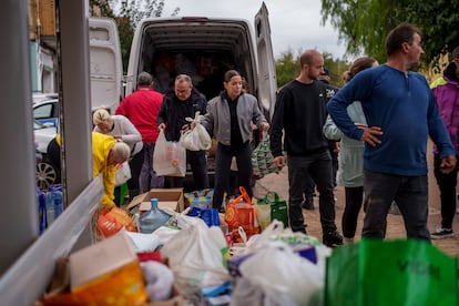 Reparto de comida en Chiva, Valencia, este viernes. 