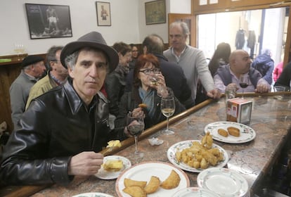 Mikel Erentxun, en el Bar Paco Bueno de la Parte Vieja de San Sebastián. El cantante nació hace 50 años en Caracas, “por cuestiones del destino”, ya que en aquel entonces su padre se encontraba trabajando en Venezuela. “En Caracas viví solo dos o tres meses. En cambio en San Sebastián llevo toda mi vida”. Lo que más le gusta de Donosti es el tamaño pequeño de la ciudad y sobre todo la playa. “Aquí hay monte, puedes ir andando o en bici a todos sitios y sin embargo es una ciudad que tiene una amplia oferta cultural y comercial”, recalca. El clima es otro factor que le enamora. “Para mí es perfecto. Es porque a mí me gusta el frío y la lluvia”, confiesa.