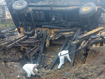 Expertos forenses investigan el sitio donde un misil golpeó el martes la aldea de Przewodów, en el sureste de Polonia.