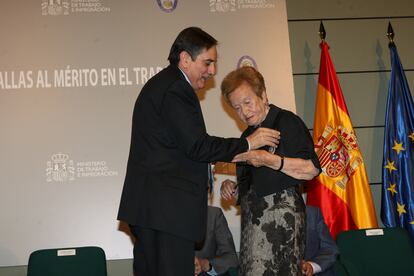 El entonces ministro de Trabajo Valeriano Gómez entrega en 2011 la Medalla de Oro al Mérito en el Trabajo a Josefina Unturbe, 'Fifí'.
