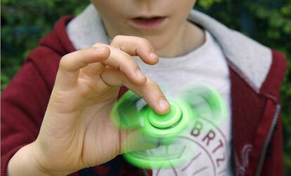 Imatge d'arxiu d'un nen jugant amb un 'spinner'.