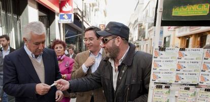 Arenas compra lotería este viernes en Ronda.