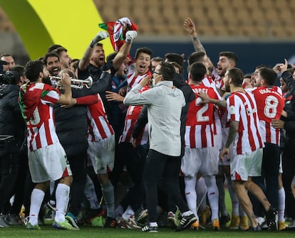 Los jugadores del Athletic celebran su triunfo en la Supercopa ante el Barcelona al son de la trompeta de Villalibre, a la izquierda de la imagen.