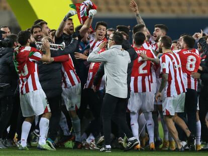 Los jugadores del Athletic celebran su triunfo en la Supercopa ante el Barcelona al son de la trompeta de Villalibre, a la izquierda de la imagen.