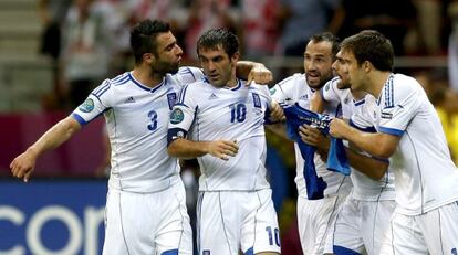 Karagounis es felicitado por sus compa&ntilde;eros.
 