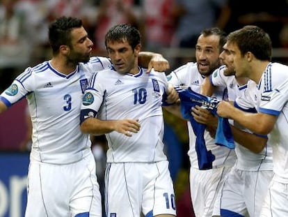 Karagounis es felicitado por sus compa&ntilde;eros.
 