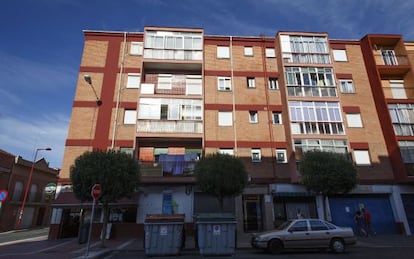 Portal en la calle Los Templarios de Valladolid, donde aparecio el cad&aacute;ver