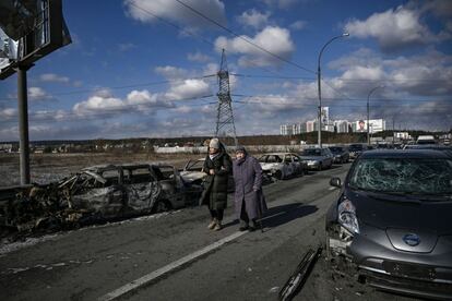 Dos personas evacuan la ciudad de Irpin. Rusia va a reforzar su presencia militar en sus fronteras del oeste, las que tiene con países de la OTAN, según una petición formal realizada por el presidente ruso, Vladímir Putin, a su ministro de Defensa, Serguéi Shoigú.