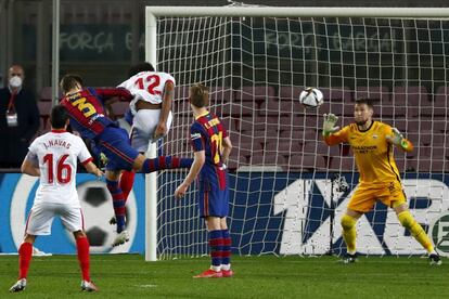 Gerard Piqué, a la izquierda, anota el segundo gol de su equipo durante el partido de vuelta de la semifinal de la Copa del Rey.