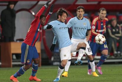 Silva y Musa luchan por el balón.