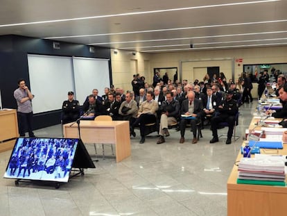 El expresidente de Bankia Rodrigo Rato junto al resto de acusados, durante la primera sesión del juicio por la salida a Bolsa de la entidad. 