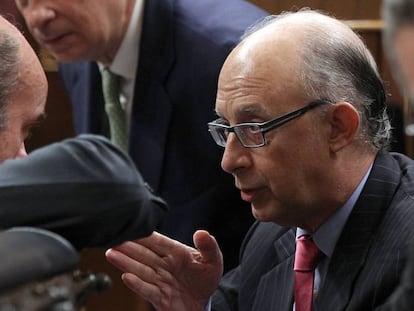 Luis de Guindos i Cristóbal Montoro conversen al Congrés.