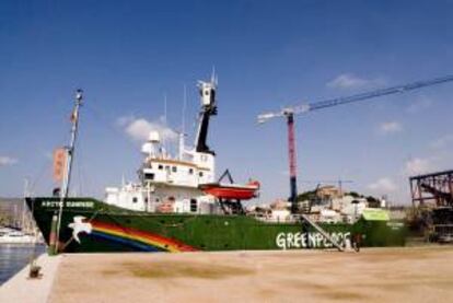 Vista exterior del navo Arctic Sunrise, atracado en Cartagena. EFE/Archivo