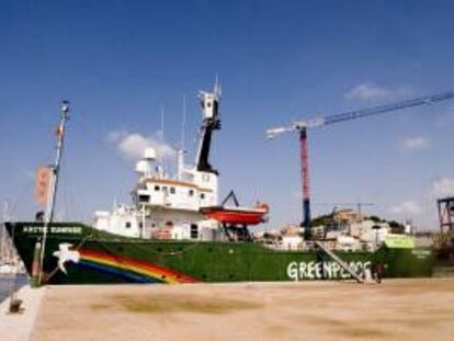 Vista exterior del navío Arctic Sunrise, atracado en Cartagena. EFE/Archivo