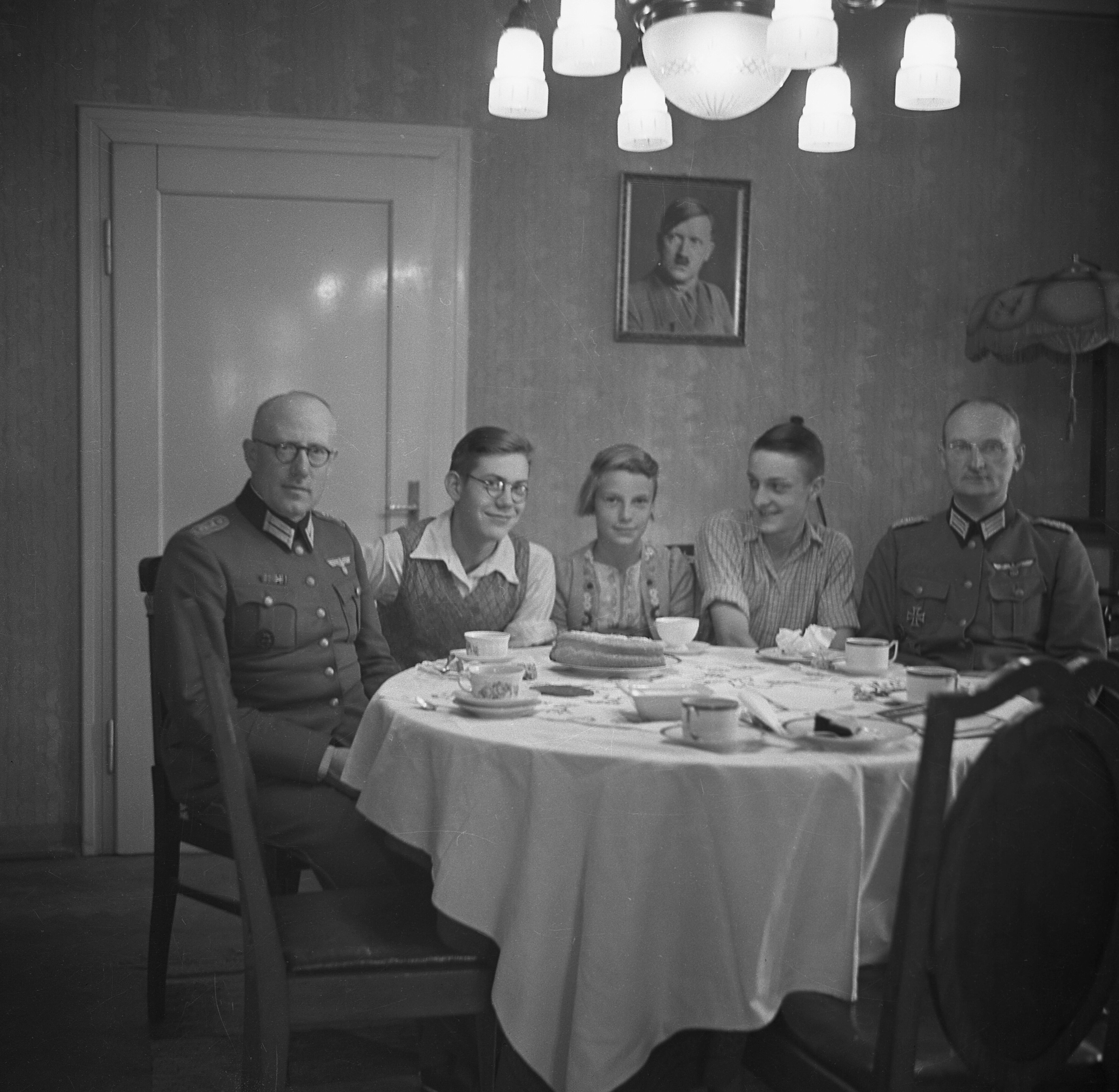 El doctor nazi y dueño original de las fotos, Hermann Barmeyer (primero desde la derecha), junto a su familia en el comedor de su casa ubicada la calle Jagiełły de Oświęcim, en la que vivió de 1939 a 1940.