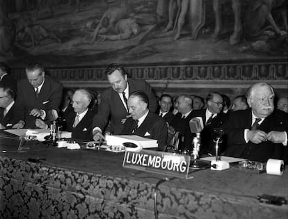 Imagen de archivo realizada el 25 de marzo de 1957 durante la firma del Tratado de Roma en el Palacio Campidoglio en Roma (Italia).