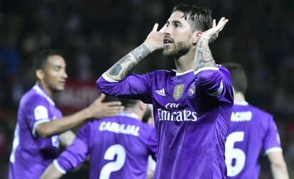Sergio Ramos se encara con la grada del Ramón Sánchez Pizjuán.