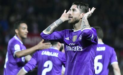 Sergio Ramos se encara con la grada del Ram&oacute;n S&aacute;nchez Pizju&aacute;n. 