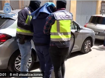 La policía traslada a los detenidos en Almería durante la operación antiterrorista.