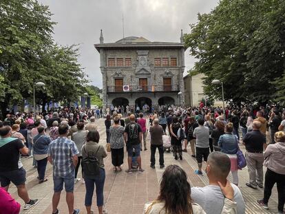 Cientos de personas se concentraron el jueves en Lemoa (Bizkaia) para condenar la agresión en grupo a Alex, el vecino que sigue en estado crítico.