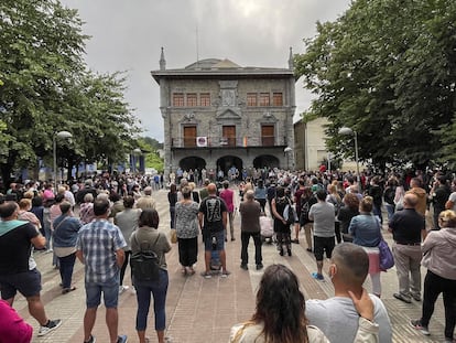 Cientos de personas se concentraron el jueves en Lemoa (Bizkaia) para condenar la agresión en grupo a Alex, el vecino que sigue en estado crítico.