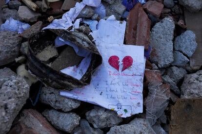 La hoja rota de un cuaderno entre los escombros de un edificio destruido en Elbistan, al sureste de Turquía.