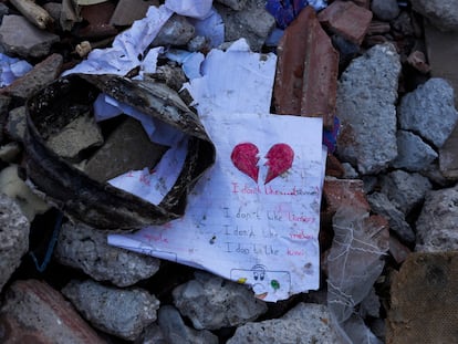 La hoja rota de un cuaderno entre los escombros de un edificio destruido en Elbistan, al sureste de Turquía.