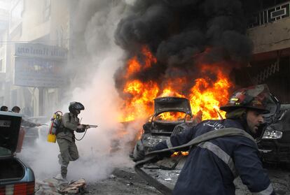 Un atentado suicida en Beirut ha causado cuatro muertos y varios heridos, según fuentes de seguridad y de Cruz Roja. En la imagen, unos bomberos intentan apagar las llamas, 21 de enero de 2014.