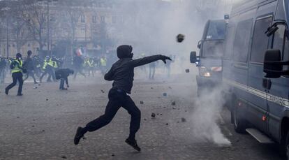 Manifestantes se enfrentan a la policía, en París.