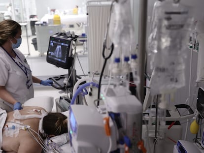 Una enfermera hace una ecografía a una paciente en la UCI del Hospital Enfermera Isabel Zendal de Madrid, a finales de noviembre.