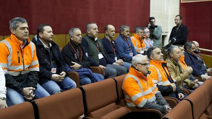 Varios representantes de los estibadores del puerto de Algeciras el pasado jueves en el Parlamento de Andaluc&iacute;a.
 
 