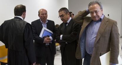 Pacheco (derecha) en la Audiencia de Cádiz en 2013.