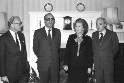 Reunión entre Leopoldo Calvo Sotelo y Margaret Thatcher, en presencia de Lord Carrington (izquierda) y José Pedro Perez-Llorca en Londres (Reino Unido), en 1982.