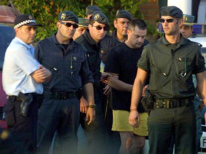 Tony Alexander King es trasladado por la Guardia Civil, a las ocho de la tarde de ayer, a la cárcel de Alhaurín de la Torre (Málaga).