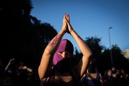 Una mujer se reivindica en el Día Internacional para la Eliminación de la Violencia contra la Mujer.