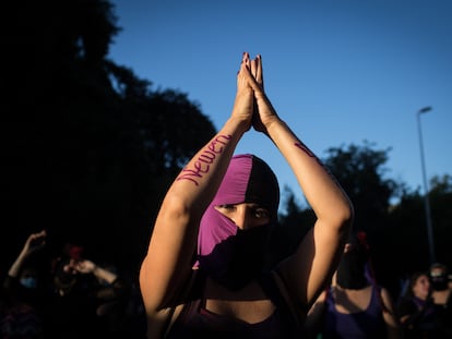 Una mujer se reivindica en el Día Internacional para la Eliminación de la Violencia contra la Mujer.