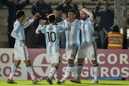Los jugadores argentinos celebran el gol de Higuaín.