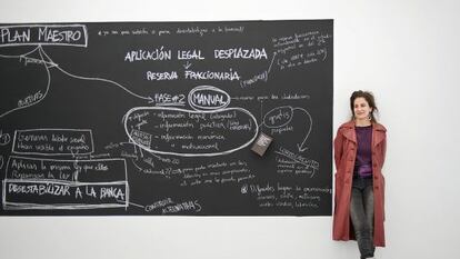 La artista Nùria Güell, junto a una de sus obras.