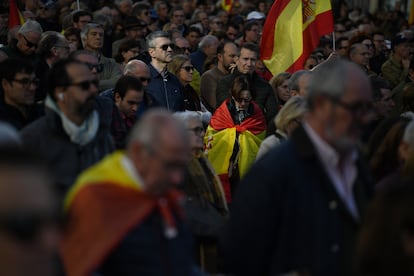 Manifestantes con banderas de España siguen la intervención de los dirigentes del Partido Popular. 