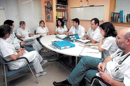 Una de las reuniones interdisciplinarias que mantiene diariamente el equipo de cuidados paliativos del hospital Duran y Reynals.