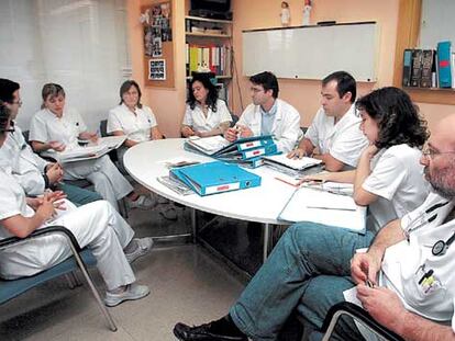 Una de las reuniones interdisciplinarias que mantiene diariamente el equipo de cuidados paliativos del hospital Duran y Reynals.