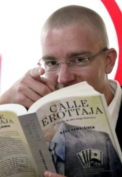 El periodista Karo Hämäläinen durante la entrevista concedida a Efe sostiene en sus manos el libro "Calle Erotajja", un "thriller" financiero que ahora llega a España y que entre bancos, mercados e inversiones retrata la naturaleza humana.