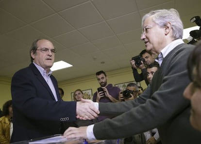 El candidato del PSOE a la presidencia de la Comunidad de Madrid, Ángel Gabilondo, ha votado en el colegio público Joaquín Turina de Madrid, en los comicios municipales y autonómicos que se celebran hoy.