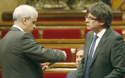 El presidente de la Generalitat, Carles Puigdemont, y el exconseller de Justicia, Germá Gordó (i).