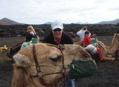 Antonio Lafite posa junto a uno de los dromedarios del parque de Timanfaya, en Lanzarote, una de las escalas de su crucero.