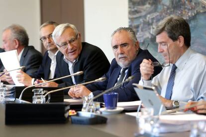 El presidente de la APV, Aurelio Martínez, primero a la derecha, en el consejo de administración de este viernes.