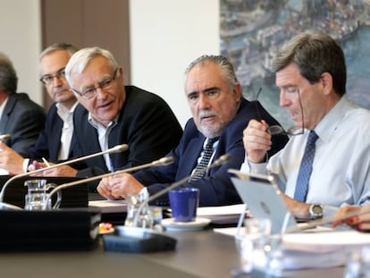 El presidente de la APV, Aurelio Martínez, primero a la derecha, en el consejo de administración de este viernes. 