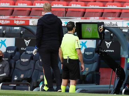 Juan Martinez Munuera examina la jugada del penalti de Lenglet a Sergio Ramos durante el Clásico este sábado en el Camp Nou.