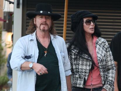 La cantante y actriz Cher (derecha) junto a su actual pareja, el productor y guionista Ron Zimmerman, en agosto de 2010.